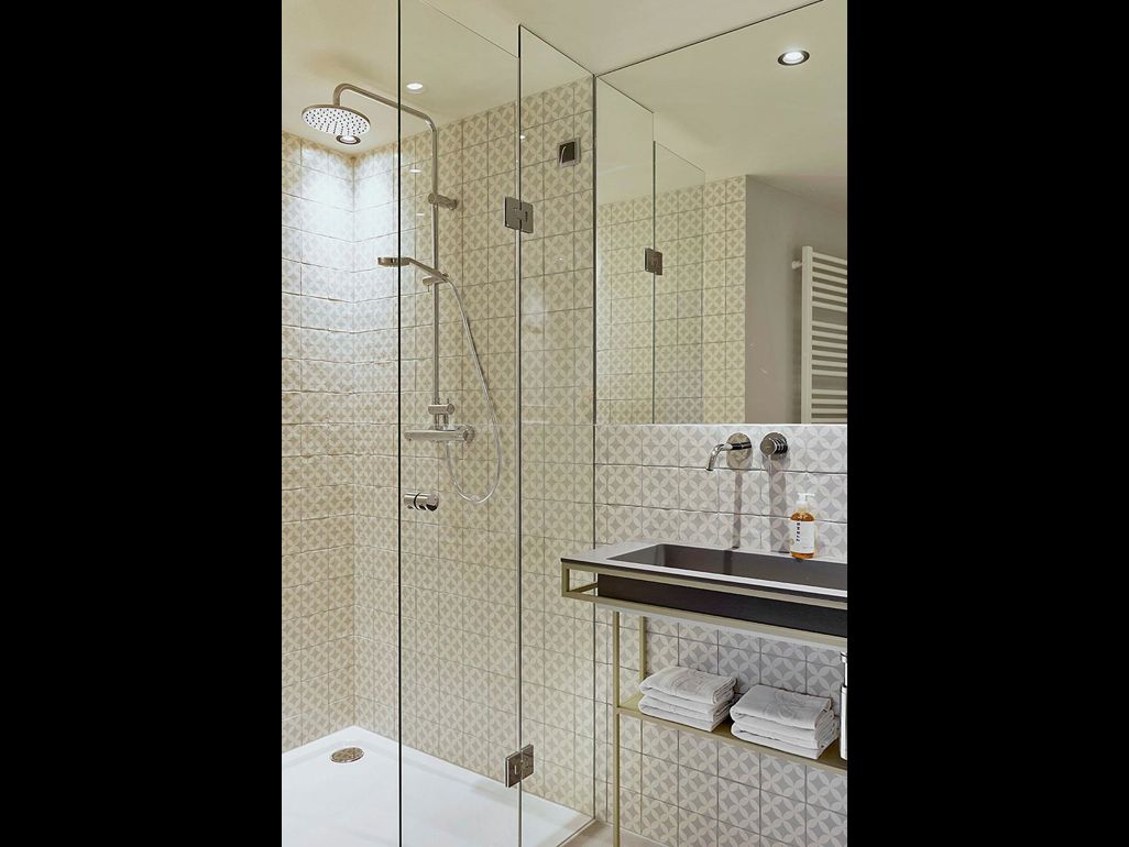 Bathroom with Shower Suite Posta Prioritaria