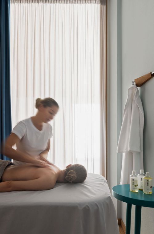 Una donna riceve un massaggio