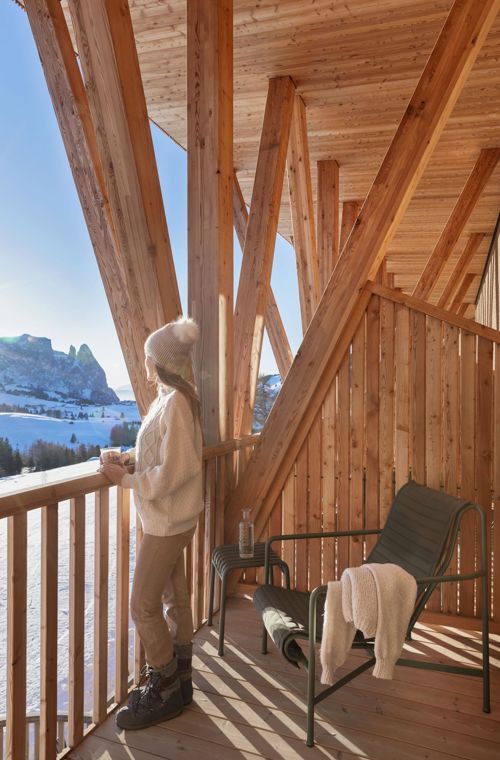 Eine Frau auf einem Balkon im Winter