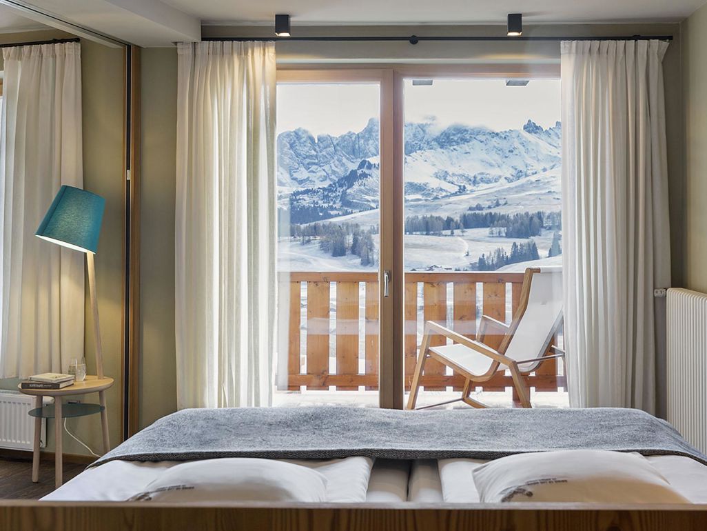 Ausblick auf die verschneiten Dolomiten Suite Posta Prioritaria