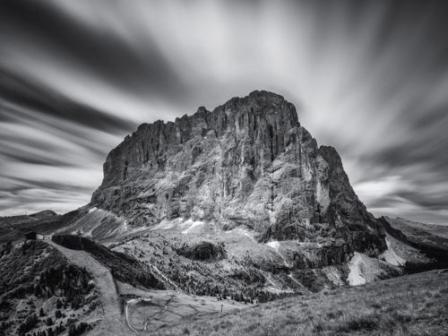 Una foto del Sassolungo in bianco e nero