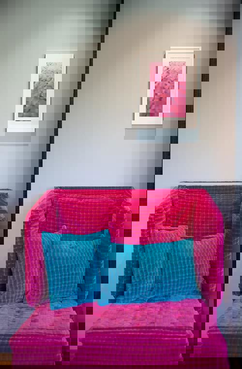 Poltrona color fucsia con cuscini azzurri Suite Clouds