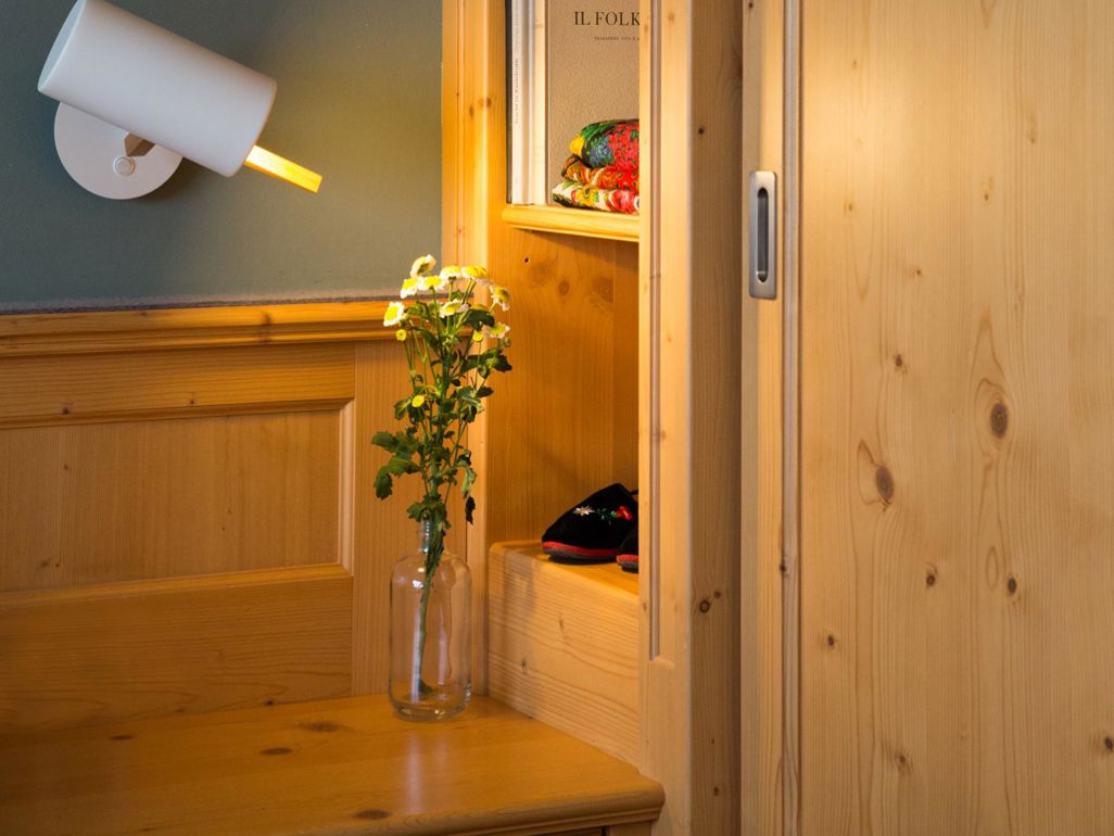 Room Reverb with furniture made of spruce